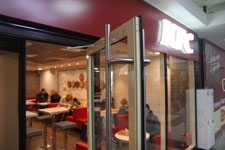Алюминиевое фасадное остекление в KFC